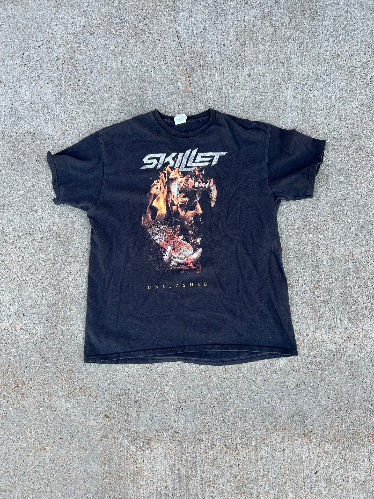 2000's SKILLET Unleashed Graphic Band Tour Tee Size L