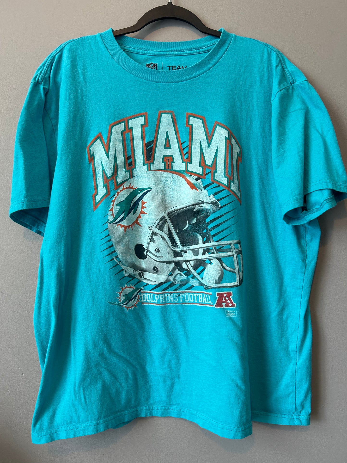 NFL Miami Dolphins Helmet Graphic Tee Size XL (Fits like a Large)