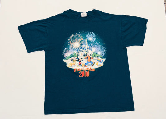 Vintage 2000 DISNEY WORLD Magic Kingdom Castle Graphic Tee Size L