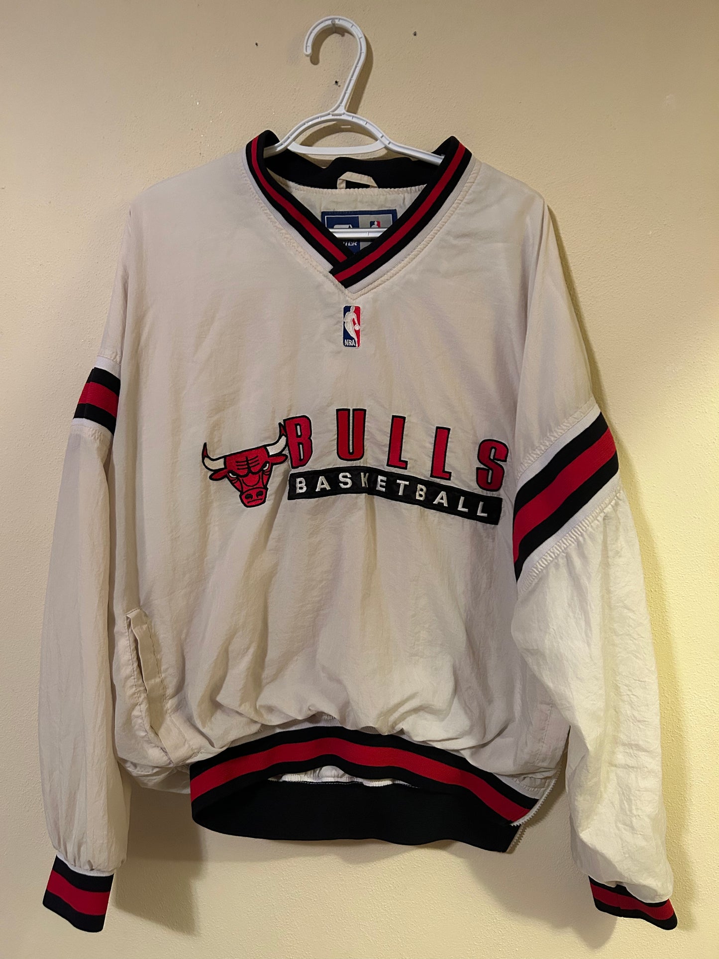 Vintage 90's STARTER NBA CHICAGO BULLS Windbreaker Pullover Size XL (Fits like a large)